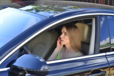 外国人ドライバーに注意！車のおかしな行動から身を守ろう