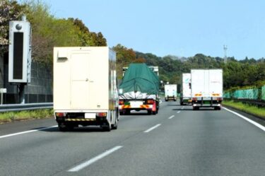大型トラックの前に急に割り込む車線変更は事故の元