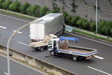 トラックの前に急な横入りする危険性や事故について